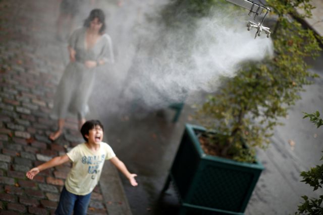 Καύσωνας στην Ευρώπη – Αντικατέστησαν τη μάσκα για τον κοροναϊό με μάσκα θαλάσσης