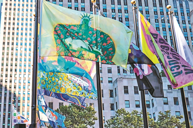 Οι σημαίες των Μαρίνα Αμπράμοβιτς, Τζεφ Κουνς, Λόρι Αντερσον στο Ροκφέλερ Σέντερ