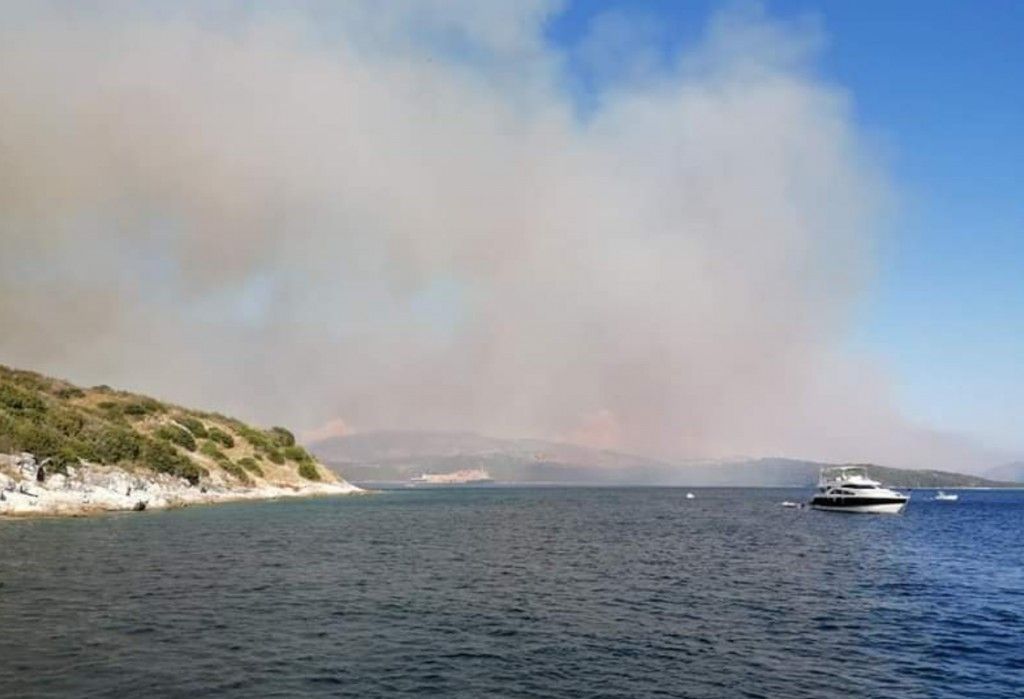 Κέρκυρα : Συναγερμός για τη μεγάλη πυρκαγιά στον Άγιο Στέφανο – Το λιμενικό φυγάδευσε λουόμενους