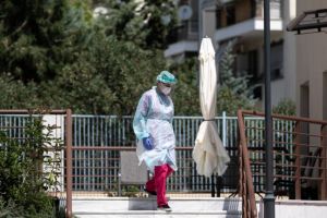Ερχονται νέα μέτρα για τις μονάδες φροντίδας ηλικιωμένων που δοκιμάζονται σκληρά από τον κοροναϊό