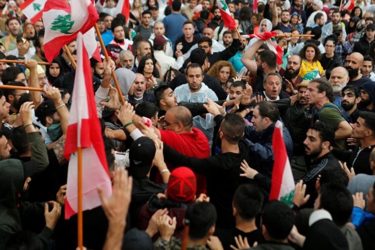 Τυφλή οργή στη Βηρυτό : «Σήμερα θρηνούμε, αύριο καθαρίζουμε, μεθαύριο τους κρεμάμε» | tanea.gr Τυφλή οργή στη Βηρυτό : «Σήμερα θρηνούμε, αύριο καθαρίζουμε, μεθαύριο τους κρεμάμε» | tanea.gr