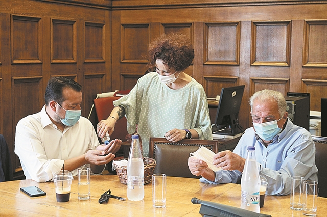 Ψάχνουν το μήνυμα στο μούσι του Τσίπρα