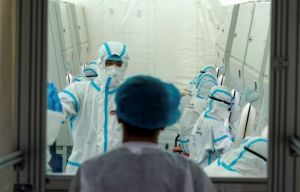 Κοροναϊός: Ασυμπτωματικοί ασθενείς μπορεί να μεταδίδουν τον ιό και χωρίς φυσική επαφή