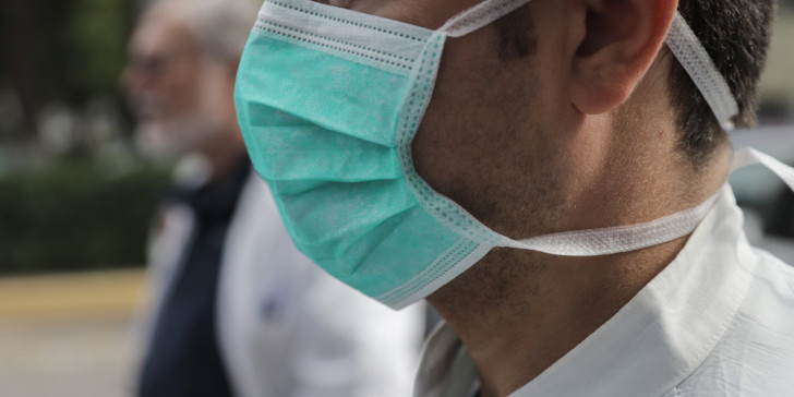 Πνευμονολόγοι : Επιτακτική η χρήση μάσκα – Δεν υπάρχει κανένας κίνδυνος από τη χρήση της