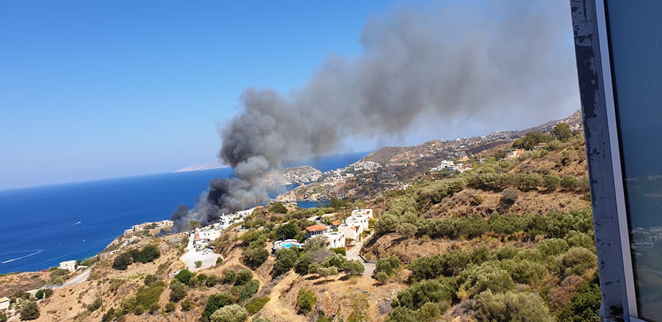 Ηράκλειο: Πυρκαγιά στην Αγία Πελαγία κοντά σε ξενοδοχεία και κατοικίες