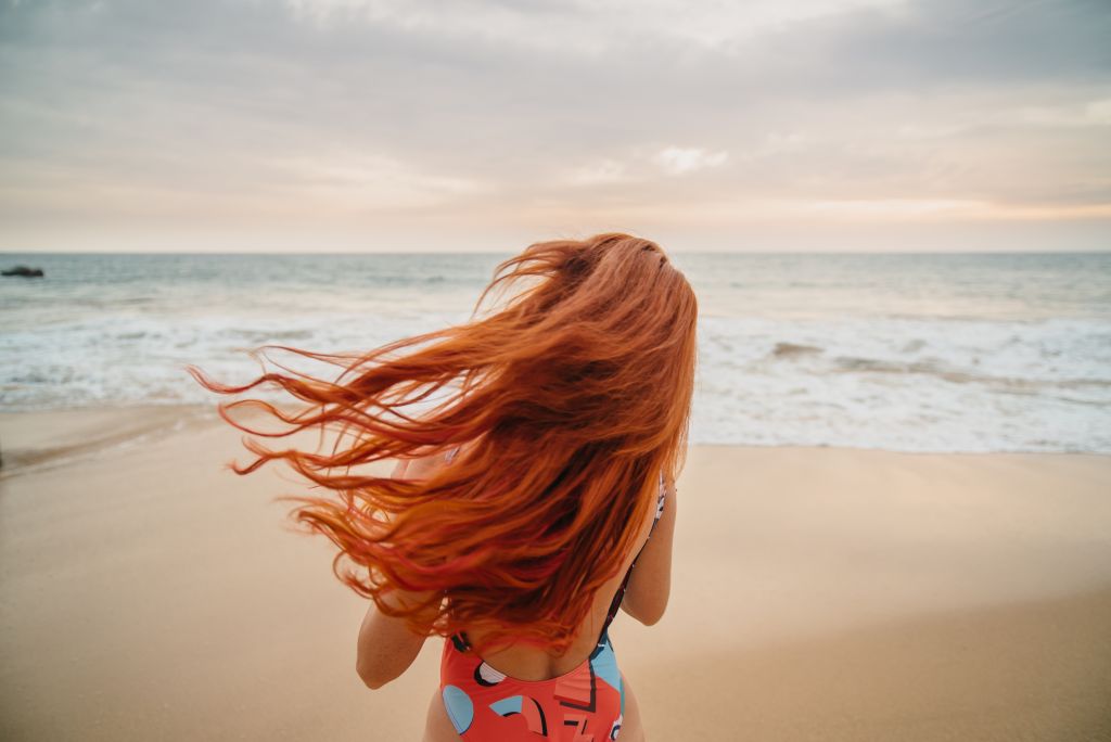 Tips περιποίησης για να προστατεύσετε τα βαμμένα μαλλιά σας το καλοκαίρι