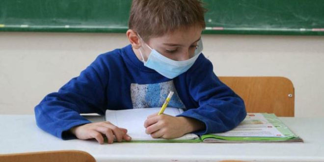 Η χρήση μάσκας στο σχολείο αντικείμενο διαμάχης μεταξύ ΣΥΡΙΖΑ και ΝΔ