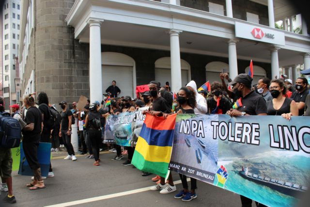 Μαυρίκιος: 40 δελφίνια νεκρά – Ιστορικές διαδηλώσεις μετά το καταστροφικό ναυάγιο