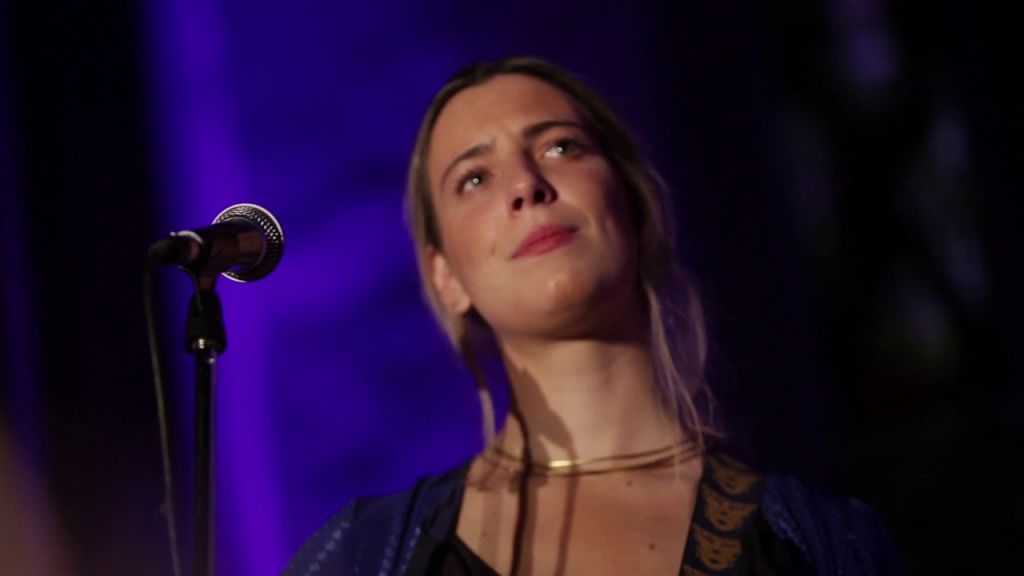 Ξέρατε ότι η κόρη νέου υπουργού είναι εξαιρετική τραγουδίστρια;