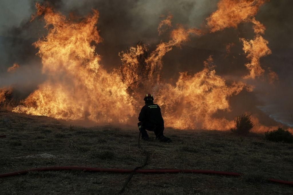 Τζια : Εναέρια μέσα στη μάχη κατά της πυρκαγιάς