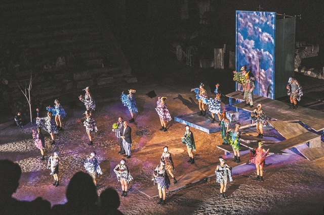 Ο κορωνοϊός στη σκηνή, ο Μεγάλος Περίπατος στα σύννεφα