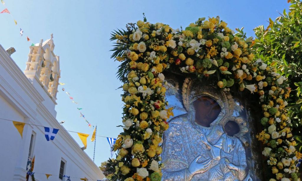 Απαγορεύονται οι λιτανείες, τα πανηγύρια και οι όρθιοι στα μπαρ