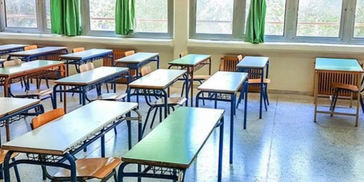 Κοροναϊός: Σε κοντέινερ 300 μαθητές του γυμνασίου Αρτέμιδας