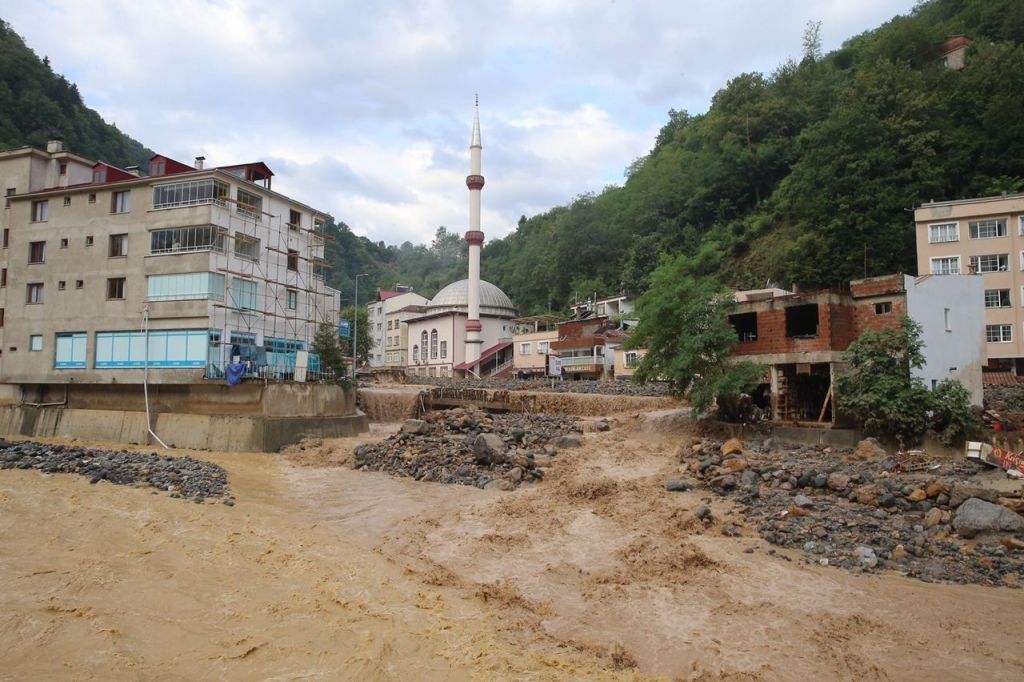 Αυξάνονται οι νεκροί και οι αγνοούμενοι από τις πλημμύρες στην Τραπεζούντα