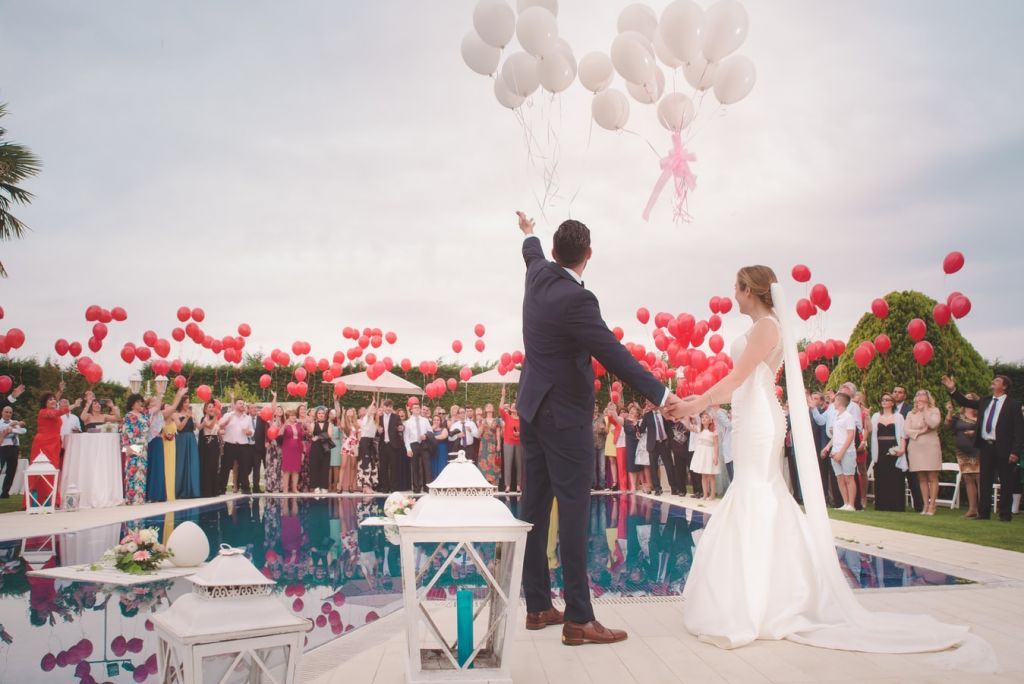 Πάρτι στο Twitter για τα κρούσματα σε γάμο στη Θεσσαλονίκη: «Όταν το να ζήσετε αποκτά άλλη αξία»