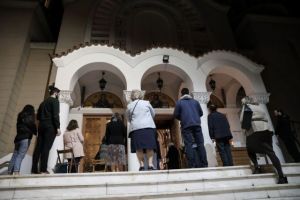 Κορωνοϊός: Θετικός στον ιό αρχιμανδρίτης που δήλωνε ότι «δεν κολλάει από τη Θεία Κοινωνία»