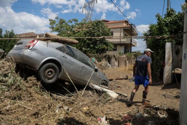 Συνεχίζεται η μάχη με τη λάσπη – Άμεσα οι αποζημιώσεις στους πληγέντες