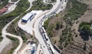 Κοροναϊός: Ουρές χιλιομέτρων στην Κακαβιά λίγο πριν το πλαφόν