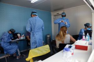 Τρομάζουν τους ειδικούς τα «ορφανά κρούσματα» και το «κοκτέιλ» κοροναϊού – γρίπης