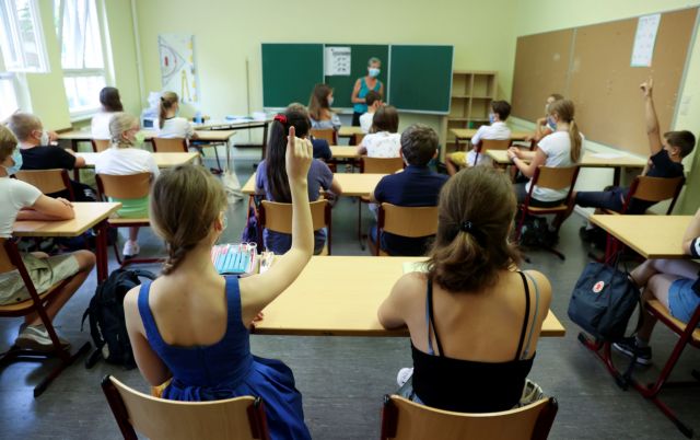 Τρόπο να λιγοστέψουν τα παιδιά στις τάξεις ψάχνει το υπουργείο Παιδείας μετά τις αντιδράσεις