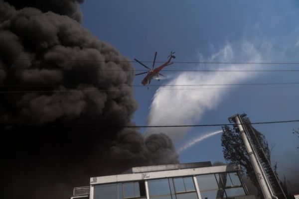 Πυρκαγιά στη Μεταμόρφωση: Τοξικοί καπνοί έχουν καλύψει την Αθήνα