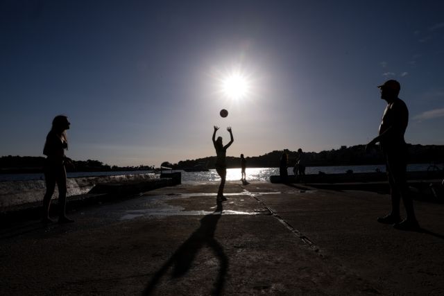 Ο καιρός τρελάθηκε: Καλοκαίρι ξανά από την Κυριακή – Μέχρι που θα φτάσει ο υδράργυρος