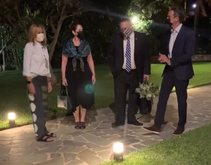 Έφτασε στα Χανιά ο Πομπέο – Η θερμή υποδοχή από Κυριάκο και Μαρέβα Μητσοτάκη
