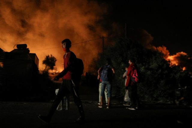 Μόρια: Σε κατάσταση έκτακτης ανάγκης η Λέσβος – Στάχτες το ΚΥΤ –  13.000 πρόσφυγες στο δρόμο – Κάποιοι με κοροναϊό