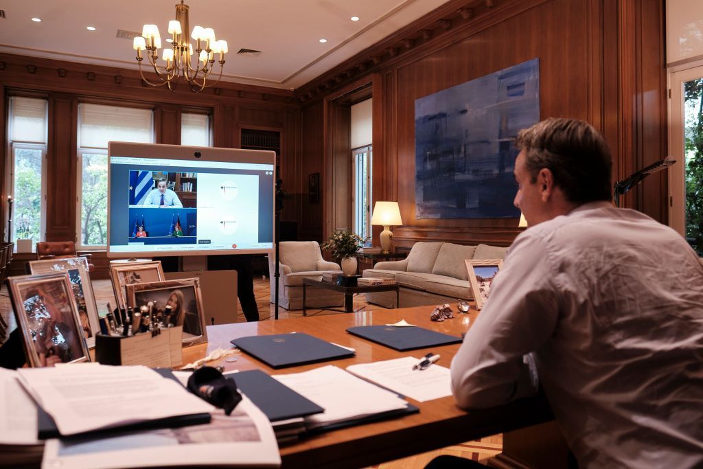 Τηλεδιάσκεψη Μητσοτάκη με Μέρκελ και Φον Ντερ Λάιεν για το προσφυγικό