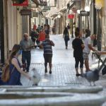 Ο κοροναϊός «σφυροκοπά» την Αττική – Κοσμοσυρροή στις πλατείες μετά τα μεσάνυχτα