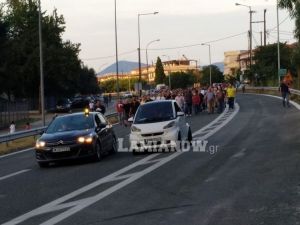 Καμένα Βούρλα: Κάτοικοι έκλεισαν την Εθνική Οδό ενάντια στην εγκατάσταση προσφύγων