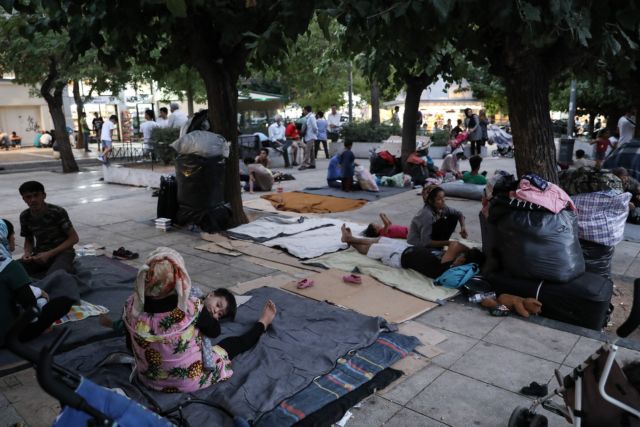 Προσωρινή λύση για τους πρόσφυγες που συνωστίζονται στην πλατεία Βικτώριας