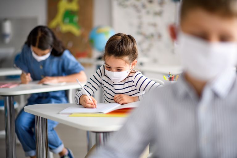 Σχολεία: Επιείκεια στις μικρές ηλικίες για τη χρήση μάσκας
