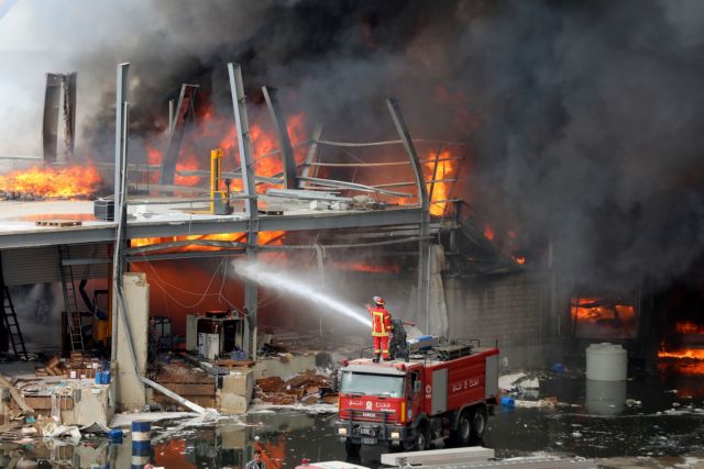 Μάχη με τις φλόγες στο λιμάνι της Βηρυτού: Δεν υπάρχουν τραυματίες, λέει ο Ερυθρός Σταυρός | tanea.gr