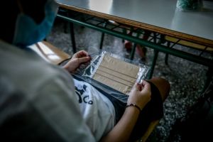 Σχολεία: Γιατί οι μάσκες προς τους μαθητές ήταν υπερμεγέθεις