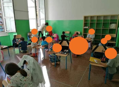 Σάλος στην Iταλία: Μαθητές στο πάτωμα με τις καρέκλες για θρανία!