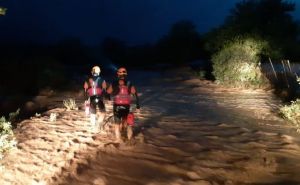 Θρίλερ στον Αλμυρό: «Τα νερά είναι πολύ ορμητικά και δεν μπορούμε να τους απεγκλωβίσουμε»