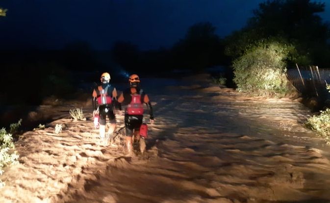 Θρίλερ στον Αλμυρό: «Τα νερά είναι πολύ ορμητικά και δεν μπορούμε να τους απεγκλωβίσουμε»
