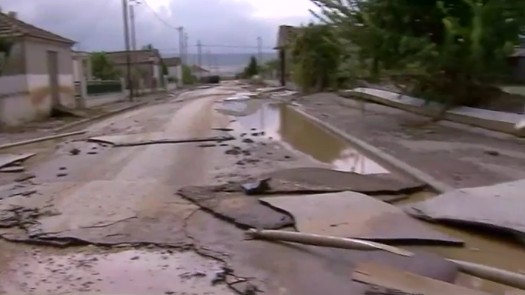 Φάρσαλα: Γκρέμισε πόρτες σπιτιών το νερό, γλύτωσαν δεκάδες άνθρωποι