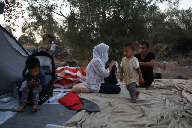 Χρυσοχοΐδης στον Guardian: Έως το Πάσχα θα φύγουν όλοι οι πρόσφυγες από το νησί