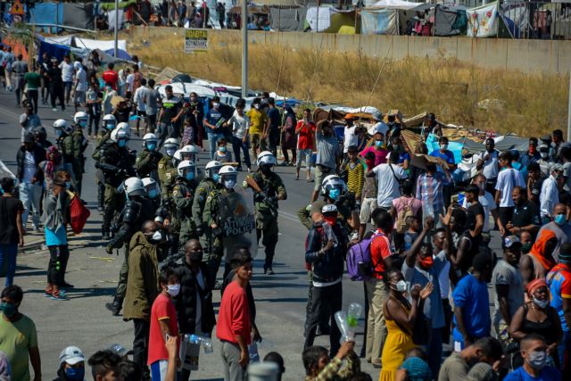Εκρυθμη η κατάσταση στη Μόρια: Διαμαρτυρία προσφύγων που ζητούν να φύγουν από το νησί | tanea.gr