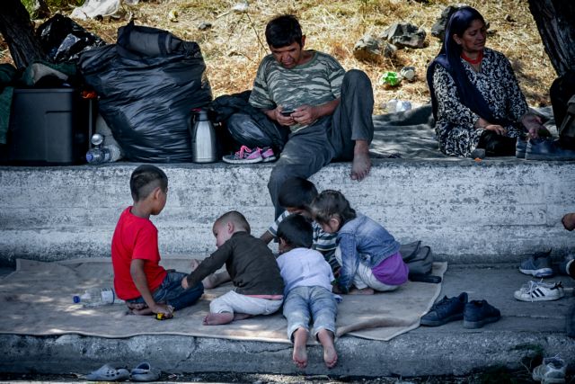 Λέσβος: Στους δρόμους οι πρόσφυγες - «Στα κάγκελα» οι κάτοικοι – Στο νησί ΜΑΤ και Αύρες εκτόξευσης νερού | tanea.gr
