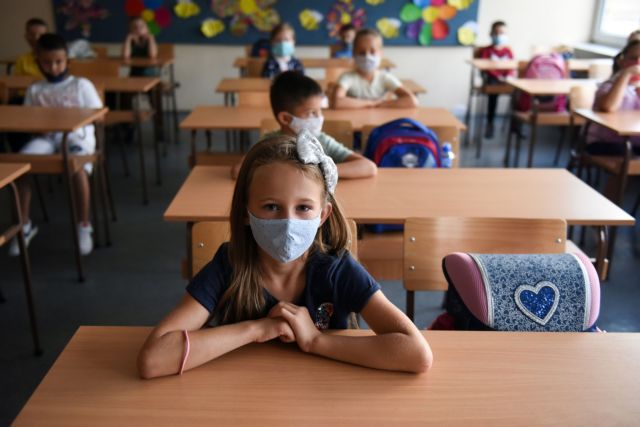 Σχολεία: Πρώτο κουδούνι στις 14 Σεπτεμβρίου – Με όλους τους μαθητές στις τάξεις, μάσκες και διαφορετικά διαλείμματα