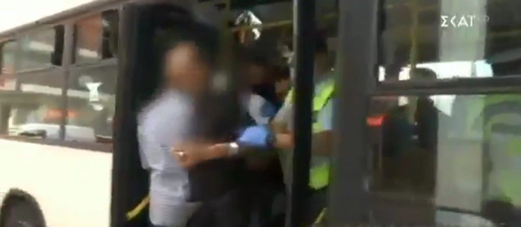 Έβγαλαν σηκωτό άνδρα από λεωφορείο επειδή δεν φορούσε μάσκα