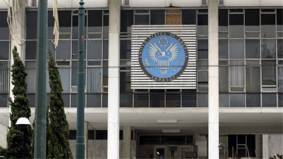 Φωτοβολίδα με αλεξίπτωτο έπεσε κοντά στην αμερικανική πρεσβεία