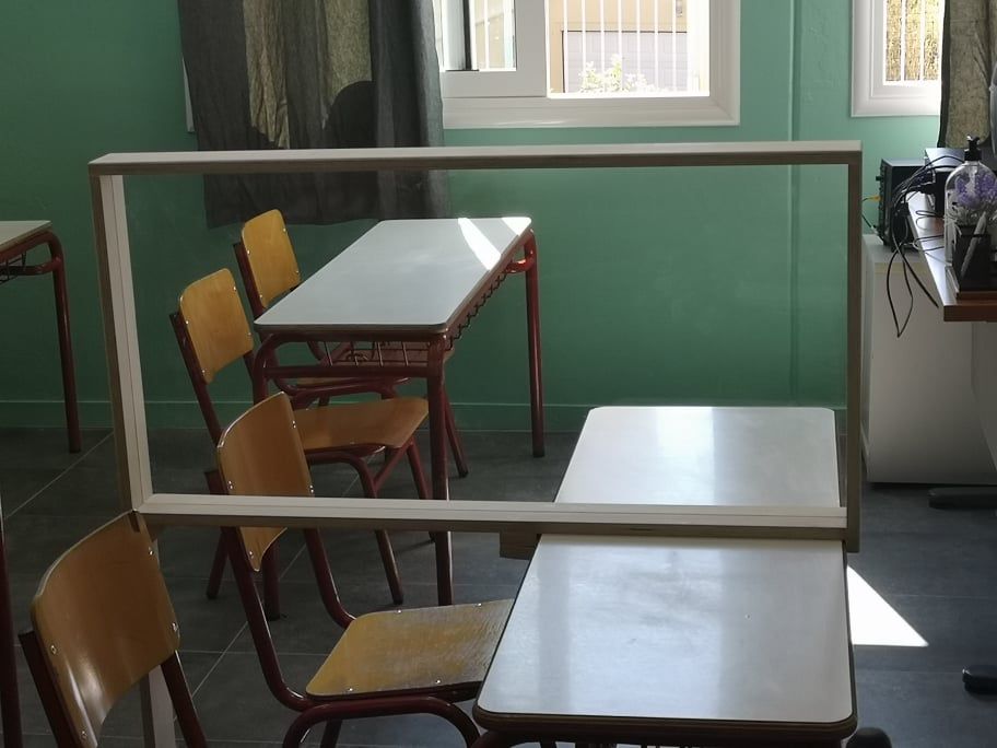 Πλεξιγκλάς στα θρανία των σχολείων έβαλε ο δήμος Ραφήνας – Πικερμίου