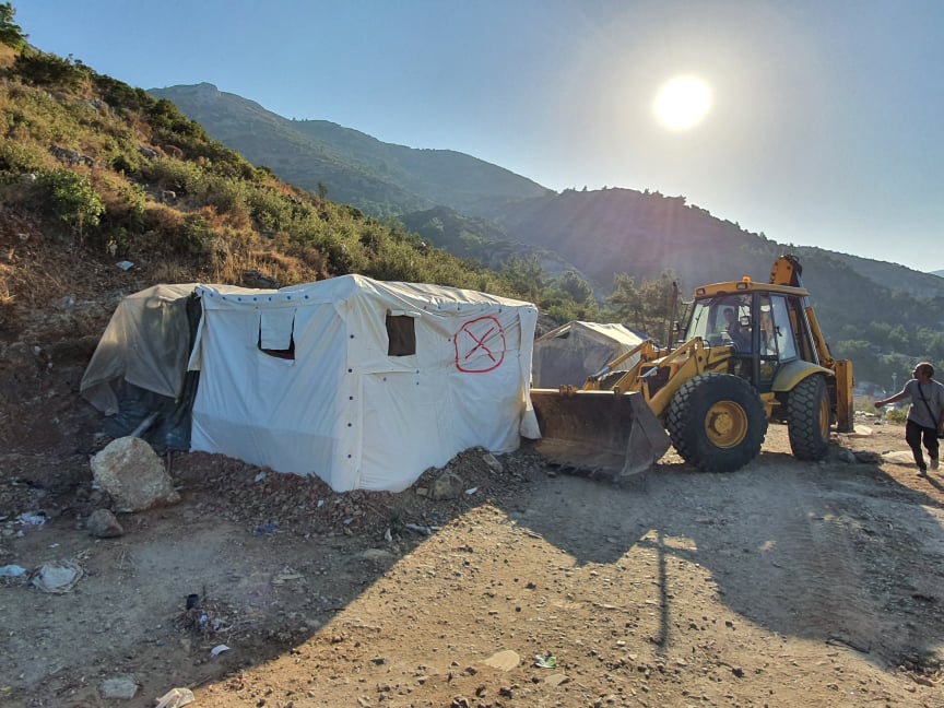 Απομακρύνονται σκηνές από το κέντρο φιλοξενίας Σάμου