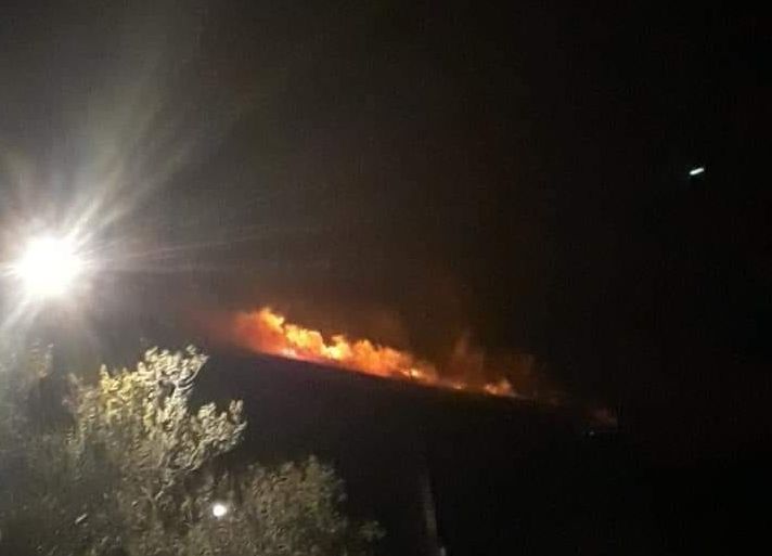 Ολονύχτια μάχη με τις φλόγες στην Καμάριζα στο Λαύριο – Ισχυροί άνεμοι πνέουν στην περιοχή