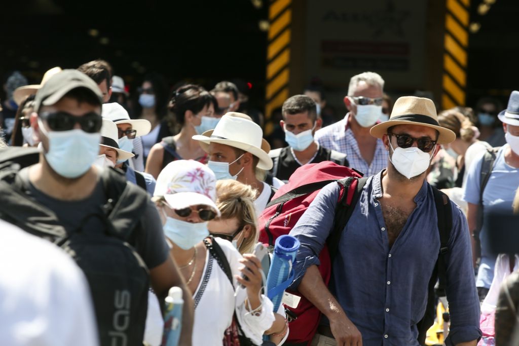 Παράθυρο για καθολική χρήση μάσκας αφήνουν Χαρδαλιάς και Μαγιορκίνης