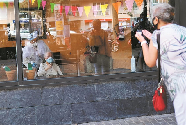 Ο κοροναϊός «χτυπά» την ψυχολογία των ηλικιωμένων – Αγχος και θυμός τα κυρίαρχα συναισθήματα